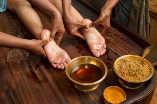 massaggio neerabhyangam ai piedi