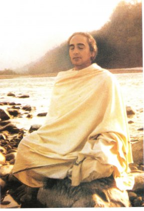 Un giovane Swami Rama seduto in meditazione sulle sponde del fiume