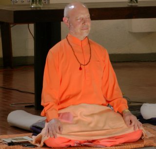Swami Ritavan Bharati in meditazione durante una conferenza