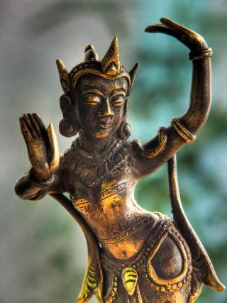 Statuetta di bronzo raffigurante la dea in posizione danzante con le braccia al cielo